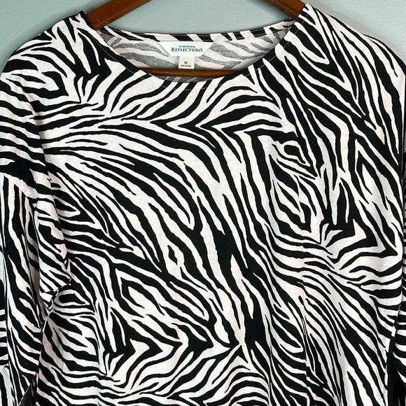 NORTHERN REFLECTIONS NWOT Pale Pink Black Zebra Print Pullover Top 3/4 Sleeve M - Picture 3 of 11
